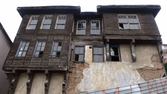 İzmit'in tarihe tanıklık eden evleri bakın ne halde!