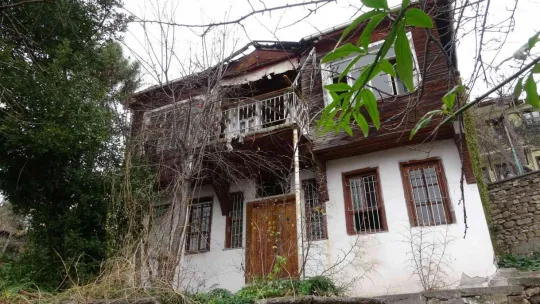 İzmit'in tarihe tanıklık eden evleri bakın ne halde!