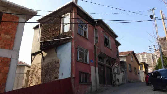 İzmit'in tarihe tanıklık eden evleri bakın ne halde!