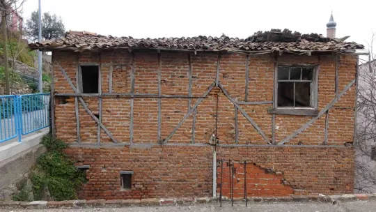 İzmit'in tarihe tanıklık eden evleri bakın ne halde!