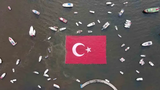 İzmit Körfezi'nde 1923 metrekarelik bayrak açıldı