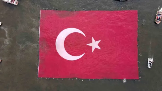 İzmit Körfezi'nde 1923 metrekarelik bayrak açıldı