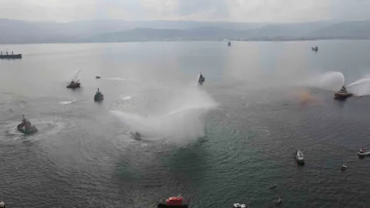 İzmit Körfezi'nde 1923 metrekarelik bayrak açıldı