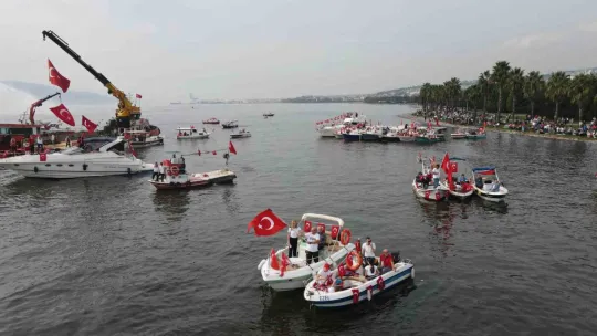 İzmit Körfezi'nde 1923 metrekarelik bayrak açıldı