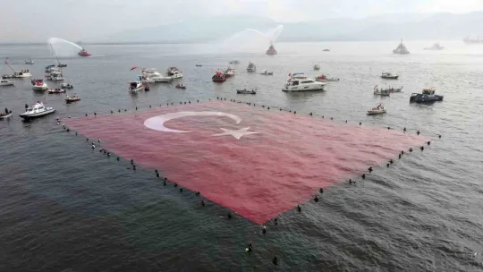İzmit Körfezi'nde 1923 metrekarelik bayrak açıldı