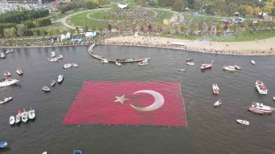 İzmit Körfezi'nde 1923 metrekarelik bayrak açıldı