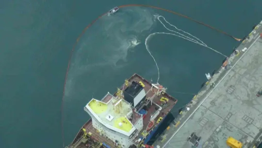 İzmit Körfezi'ni kirleten tanker gemisi deniz uçağı ile tespit edildi