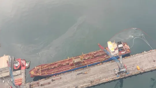 İzmit Körfezi'ni kirleten tanker gemisi deniz uçağı ile tespit edildi