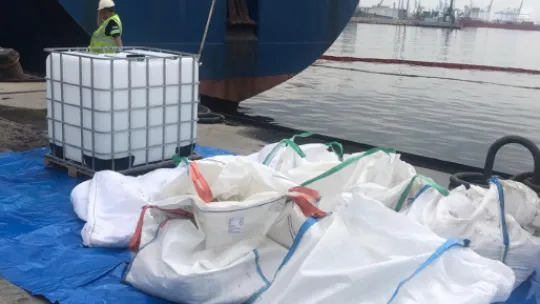 İzmit Körfezi'ni kirleten tanker gemisi deniz uçağı ile tespit edildi