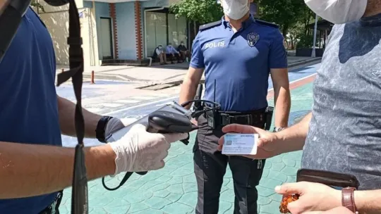 İzmit polisi, temastan kaçınmak için barkodla kimlik sorguluyor