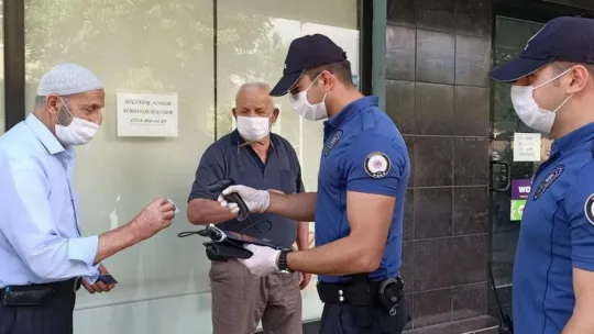 İzmit polisi, temastan kaçınmak için barkodla kimlik sorguluyor