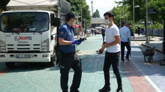 İzmit polisi, temastan kaçınmak için barkodla kimlik sorguluyor
