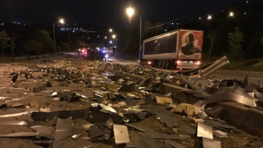 İzmit'te 'lam' yüklü kamyon devridli!