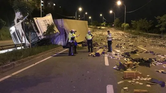 İzmit'te 'lam' yüklü kamyon devridli!