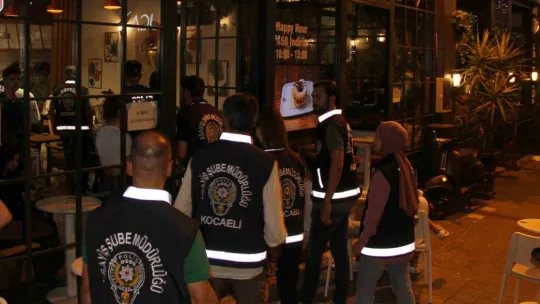 İzmit'te 2 günde 958 şahıs ve 45 araç polis kontrolünden geçti