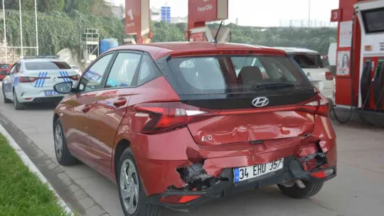 İzmit'te 3 araç kazaya karıştı: 2 yaralı