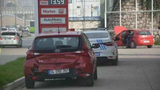 İzmit'te 3 araç kazaya karıştı: 2 yaralı