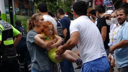 İzmit'te anne ve kızı yaya geçidinde dehşeti yaşadı!