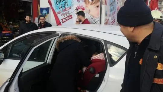İzmit'te bebek otomobilde mahsur kaldı!