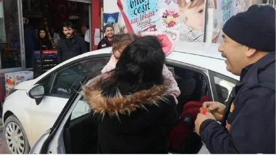 İzmit'te bebek otomobilde mahsur kaldı!