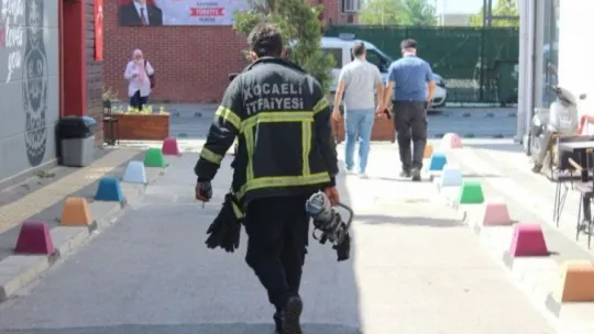 İzmit'te binadan yayılan koku ekipleri harekete geçirdi!