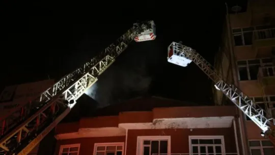 İzmit'te çatı katında çıkan yangında mahalleli sokağa döküldü!