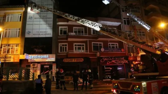 İzmit'te çatı katında çıkan yangında mahalleli sokağa döküldü!