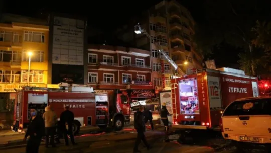 İzmit'te çatı katında çıkan yangında mahalleli sokağa döküldü!