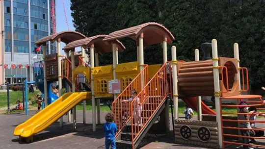 İzmit'te çocuklar günler sonra parkların tadını çıkardı