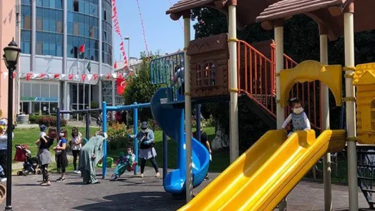 İzmit'te çocuklar günler sonra parkların tadını çıkardı