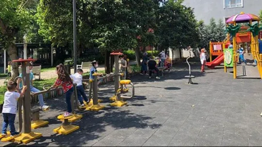 İzmit'te çocuklar günler sonra parkların tadını çıkardı