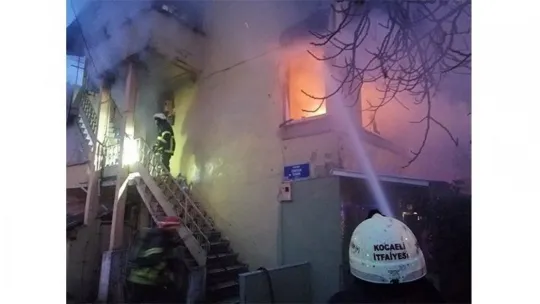 İzmit'te devrilen elektrik sobası binayı yaktı: 1 yaralı