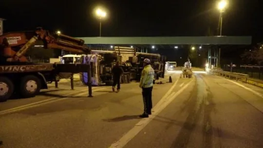 İzmit'te gişelere çarpan kamyon devrildi!
