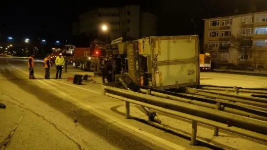 İzmit'te gişelere çarpan kamyon devrildi!