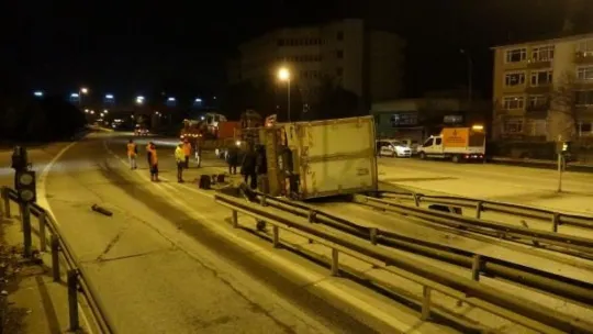 İzmit'te gişelere çarpan kamyon devrildi!