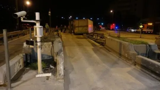 İzmit'te gişelere çarpan kamyon devrildi!