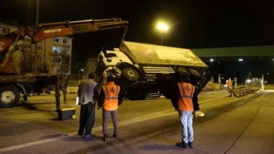 İzmit'te gişelere çarpan kamyon devrildi!