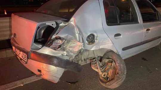 İzmit'te iki otomobil çarpıştı