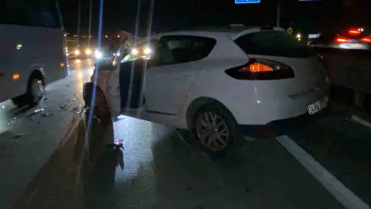 İzmit'te iki otomobil çarpıştı