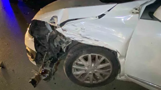 İzmit'te iki otomobil çarpıştı