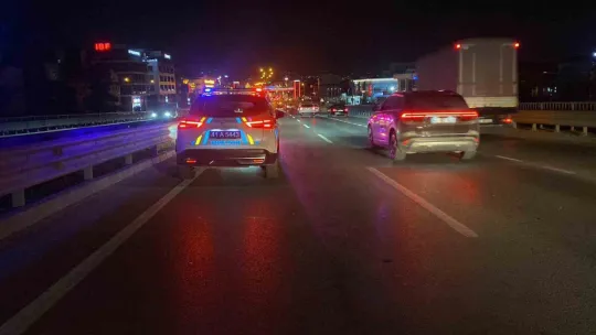İzmit'te iki otomobil çarpıştı