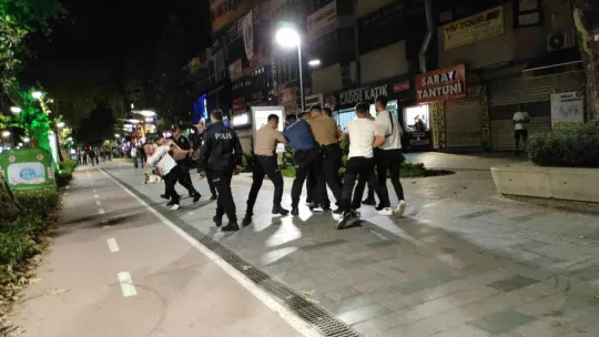 İzmit'te kavga eden gruba biber gazlı müdahale!