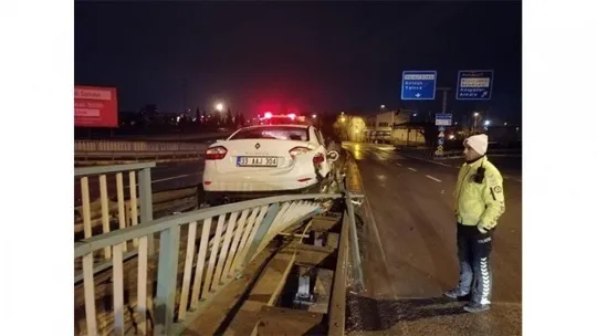 İzmit'te otomobil bariyerlere çarptı: 1 yaralı!
