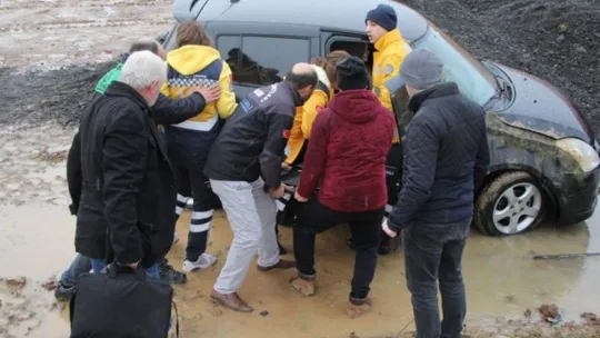 İzmit'te otomobil şarampole devrildi!