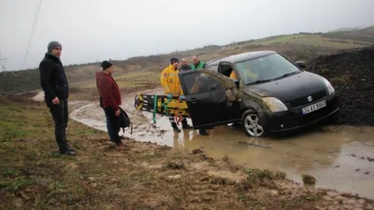 İzmit'te otomobil şarampole devrildi!