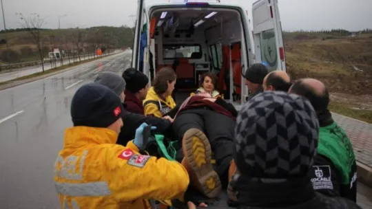 İzmit'te otomobil şarampole devrildi!