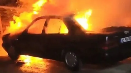 İzmit'te otomobil seyir halindeyken alev alev yandı!