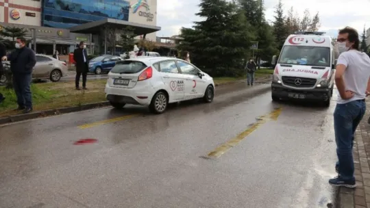 İzmit'te otomobilin çarptığı yaşlı adam ağır yaralandı