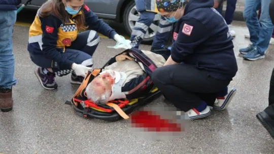 İzmit'te otomobilin çarptığı yaşlı adam ağır yaralandı