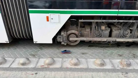 İzmit'te tramvayın çarptığı bir kişi hayatını kaybetti